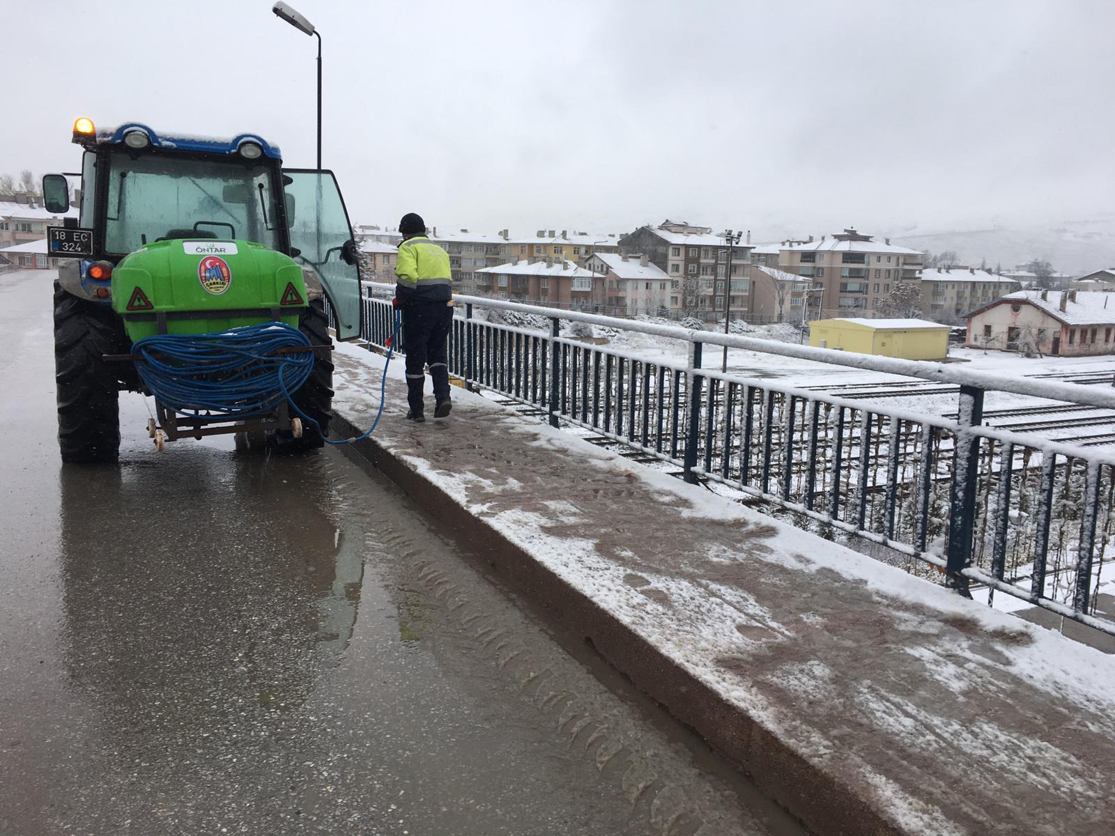  Çankırı’da Belediye Ekipleri Buzlanmaya Karşı Solüsyon Uyguladı