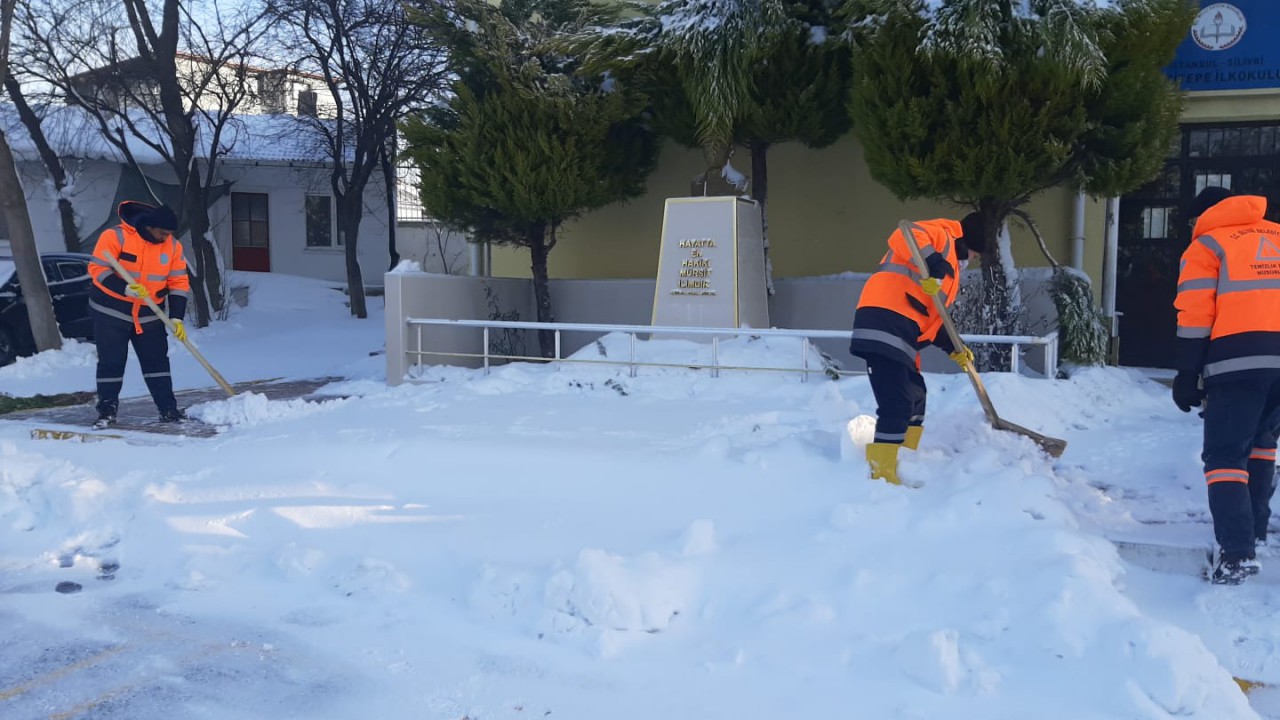  Silivri’de Okullar Kardan Temizlendi