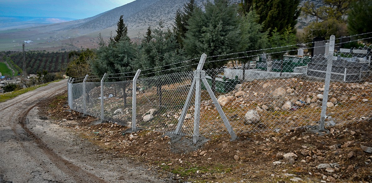  Gaziantep Araban’da Altı Bin Metrekarelik Köy Mezarlığının Etrafı Çit ve Tel Örgüyle Çevrildi