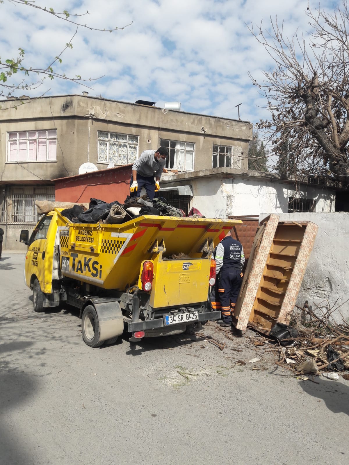  Akdeniz’de Terk Edilmiş Evden 4 Römork Çöp Toplandı