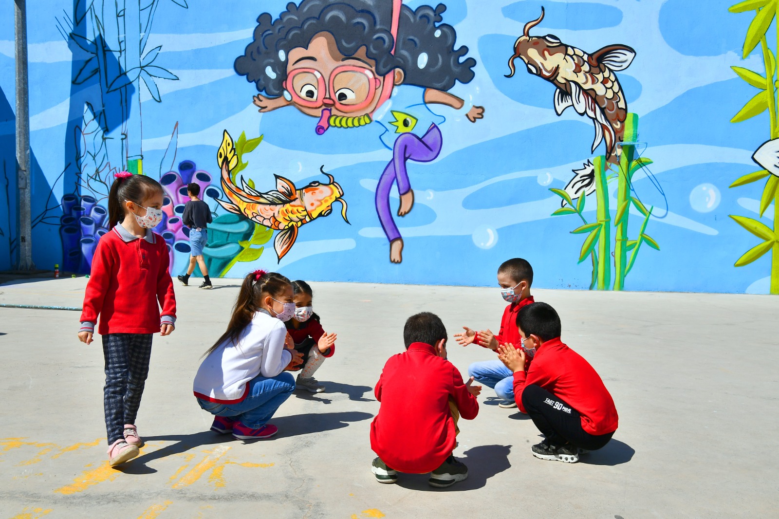  İzmir’de Okul Duvarlarına 23 Nisan Dokunuşu