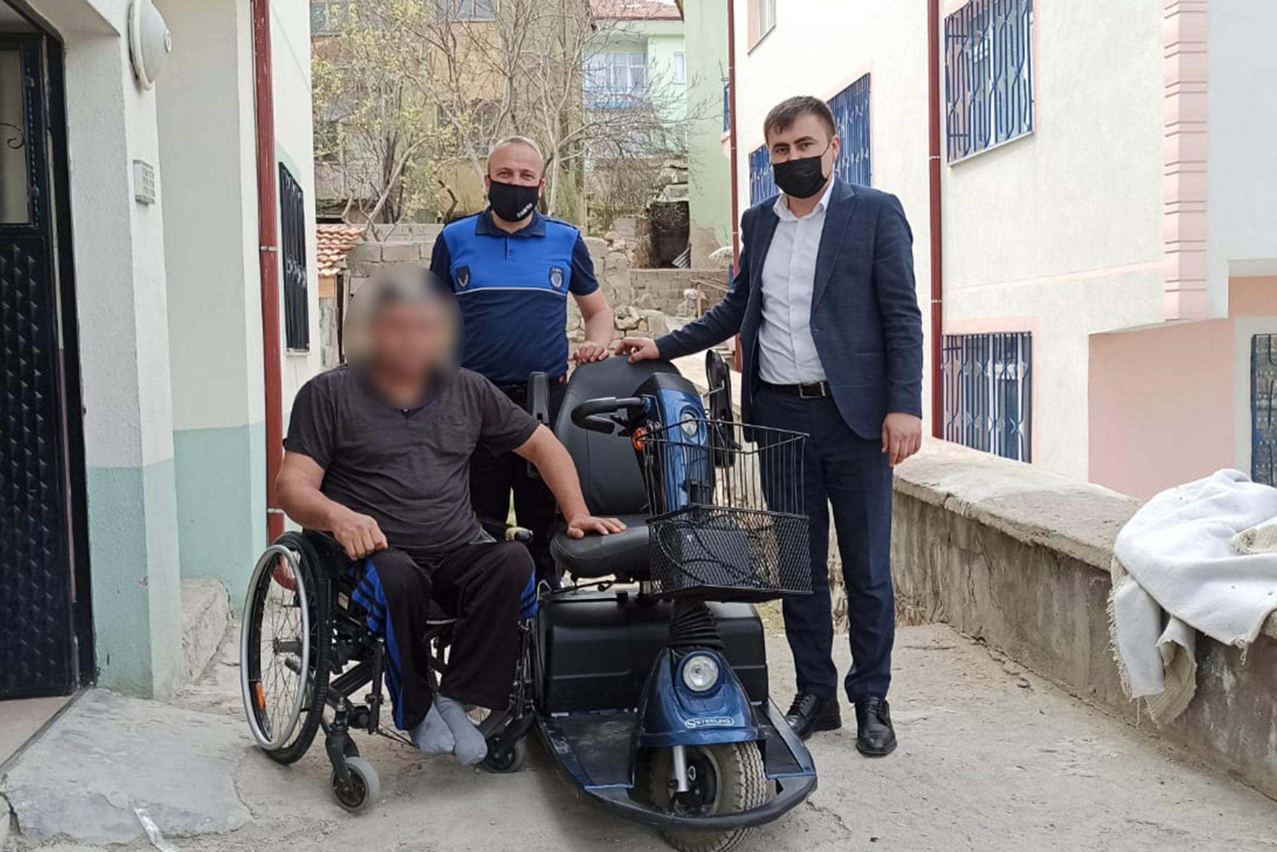  Akdağmadeni’de Engelli Vatandaşlara Akülü Sandalye Yardımı Yapıldı