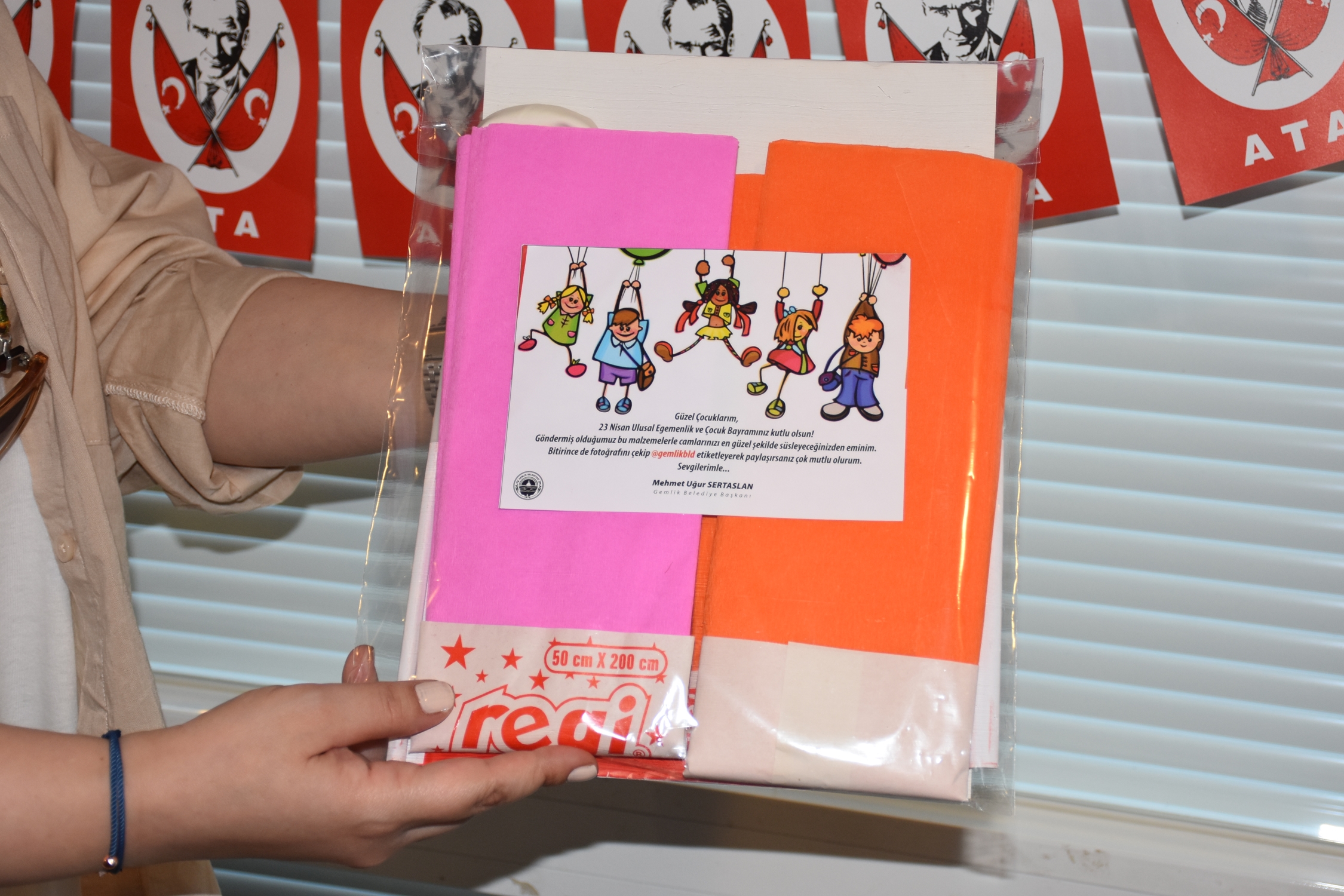  Gemlik’te Çocuklara 23 Nisan Hediye Paketleri Dağıtıldı