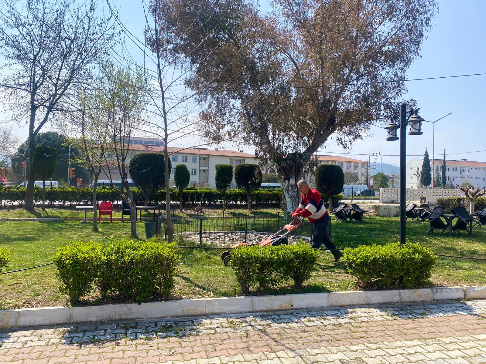  Ahmetli’de Parklar Pandemi Sonrası Bahara Hazırlanıyor