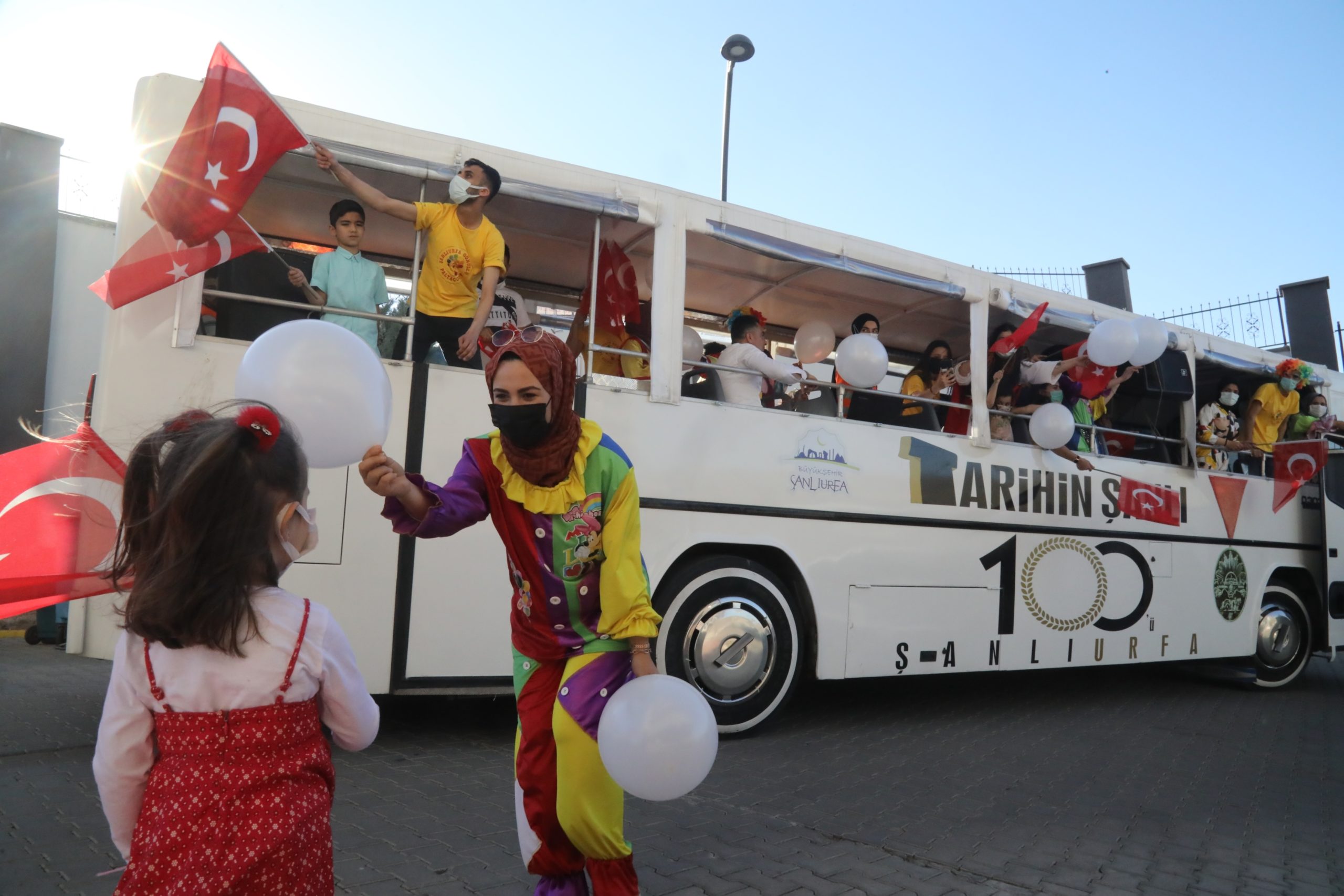  Şanlıurfa’da ’23 Nisan Sanat Otobüsü’ Çocukların Mutluluğu Oldu