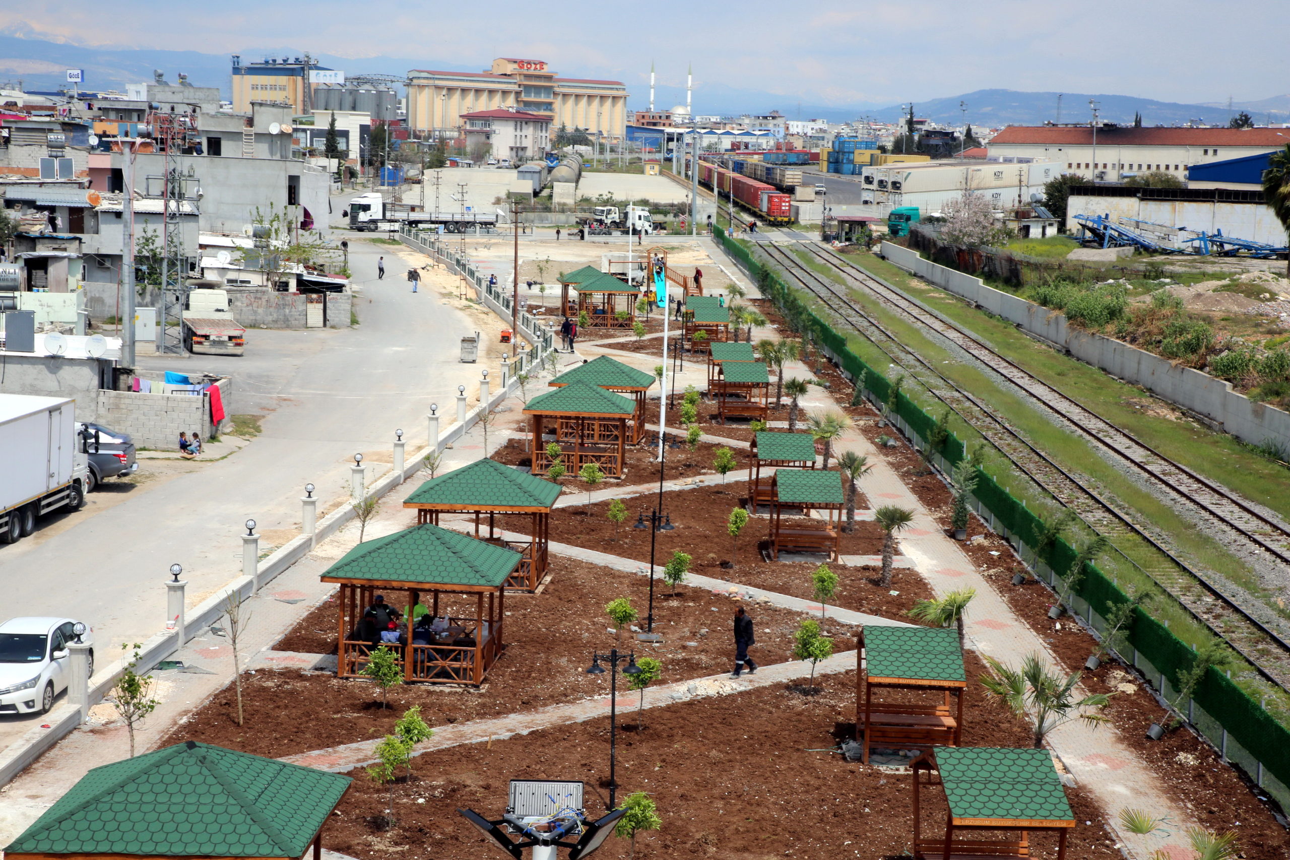  Akdeniz Özgürlük Mahallesi’nde Yeni Bir Yeşil Alan Oluşturuluyor