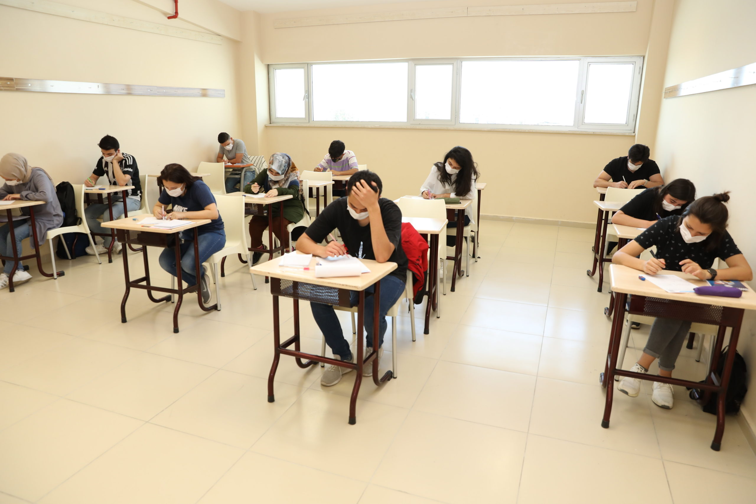  Bursa’da Üniversiteye Hazırlanan Öğrencilere Deneme Sınavı Yapılıyor