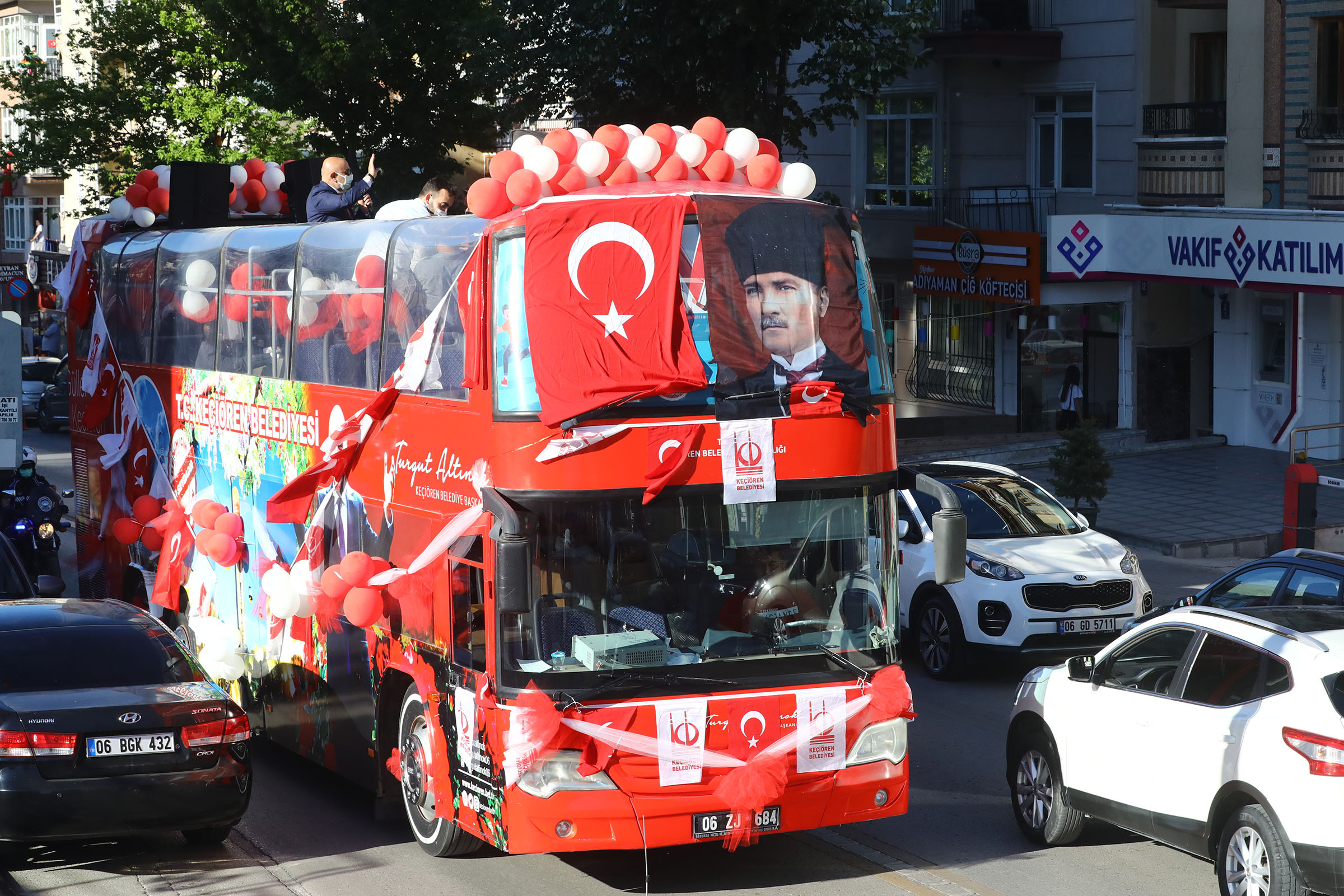  Keçiören’de Üstü Açık Otobüs ile 19 Mayıs Coşkusu Sokaklara Taşındı