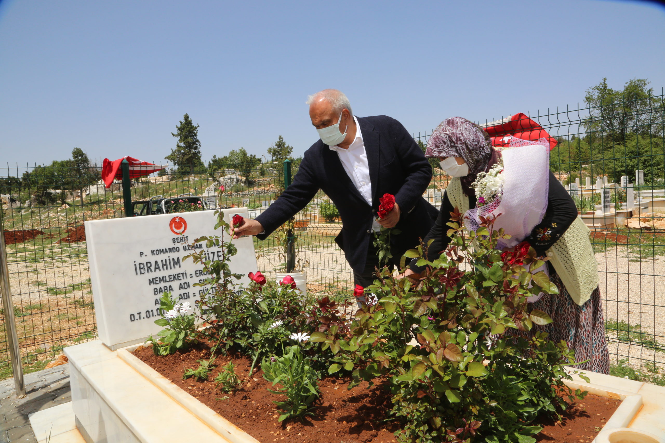  Erdemli’de Şehit Mezarlıkları Güllerle Donatıldı
