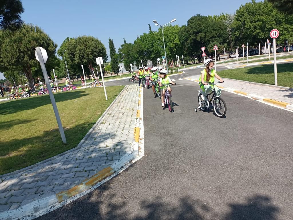 Akhisar’da Çocuklar Bisiklet Trafik Eğitim Parkı’nda Hem Öğreniyor Hem Eğleniyorlar
