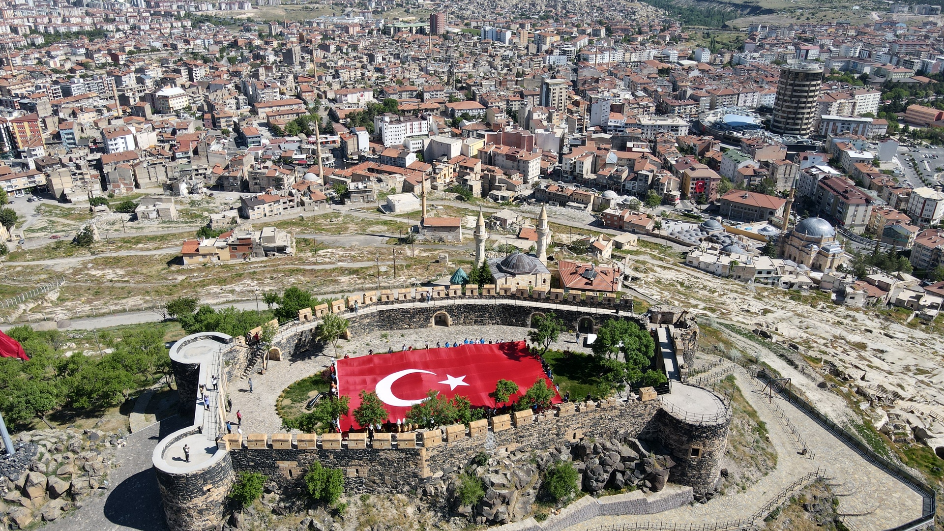  Nevşehir’de 102 Genç Tarihi Kalede Dev Türk Bayrağı Açtı