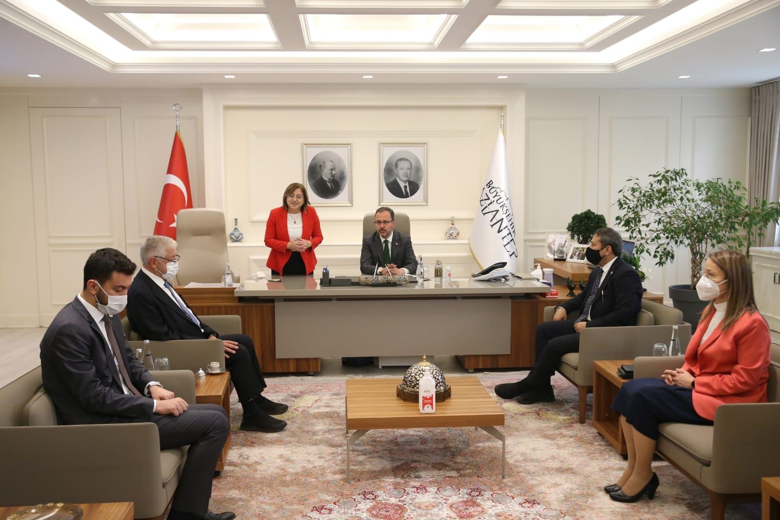  Bakan Kasapoğlu, Gaziantep Büyükşehir Belediye Başkanı Şahin’i Ziyaret Etti