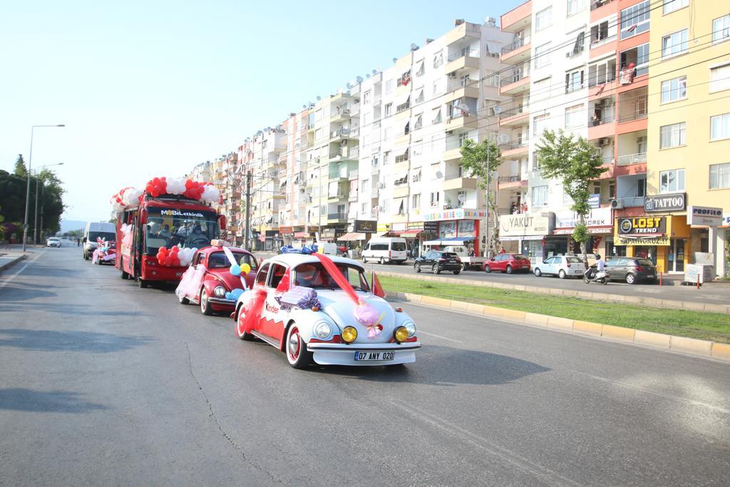  Antalya Sokaklarında Bayram Coşkusu Yaşanıyor
