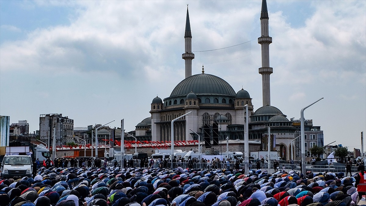  Taksim’e Yapılan Camide İlk Cuma Namazı Kılındı