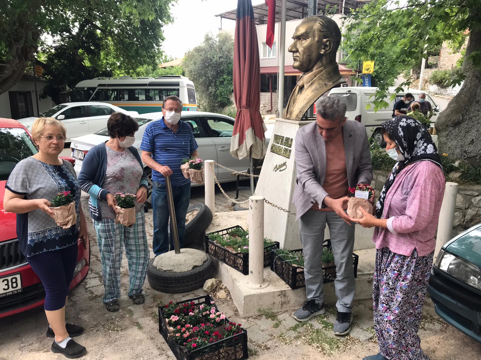  İzmir’de Annelerin Günü Çiçeklerle Güzelleştirildi
