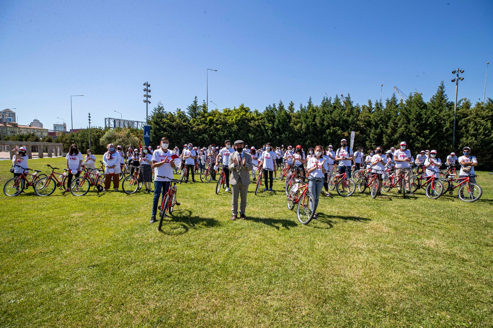  İzmir’de 19 Mayıs’ın 102. Yıl Dönümünde Gönüllü Gençlere 102 Bisiklet Hediye Edildi