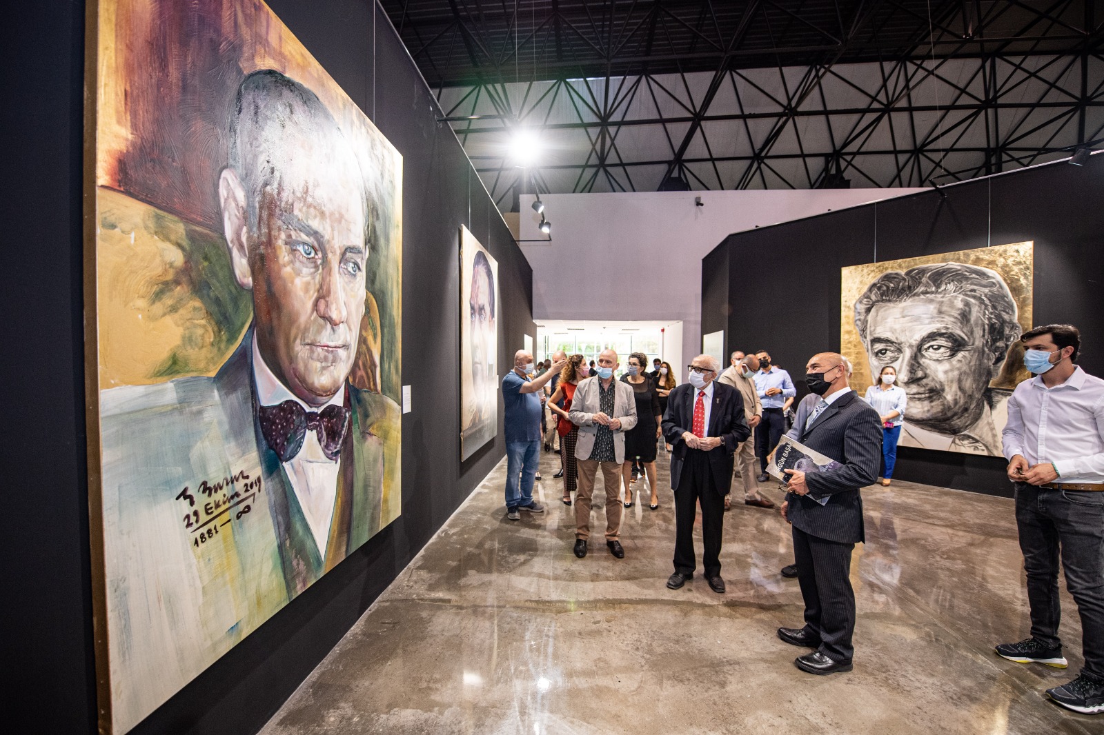  İzmir’de “Atatürk: İz Bırakan İlkler Dev Portreler” Sergisi Açıldı