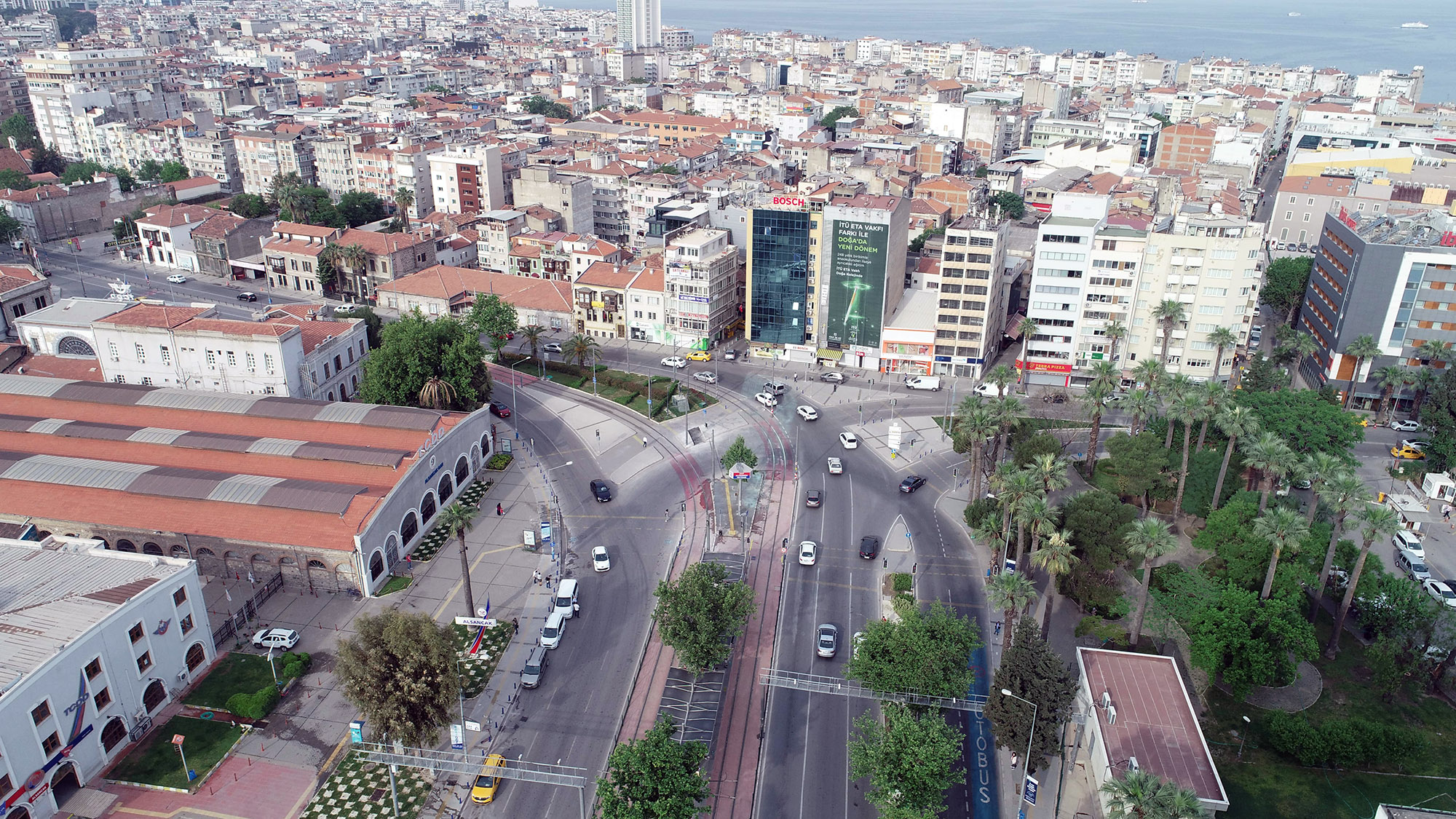  İzmir’de Trafiği Rahatlatacak 7 Bölgede Kavşak ve Yol Çalışmaları Yapılıyor