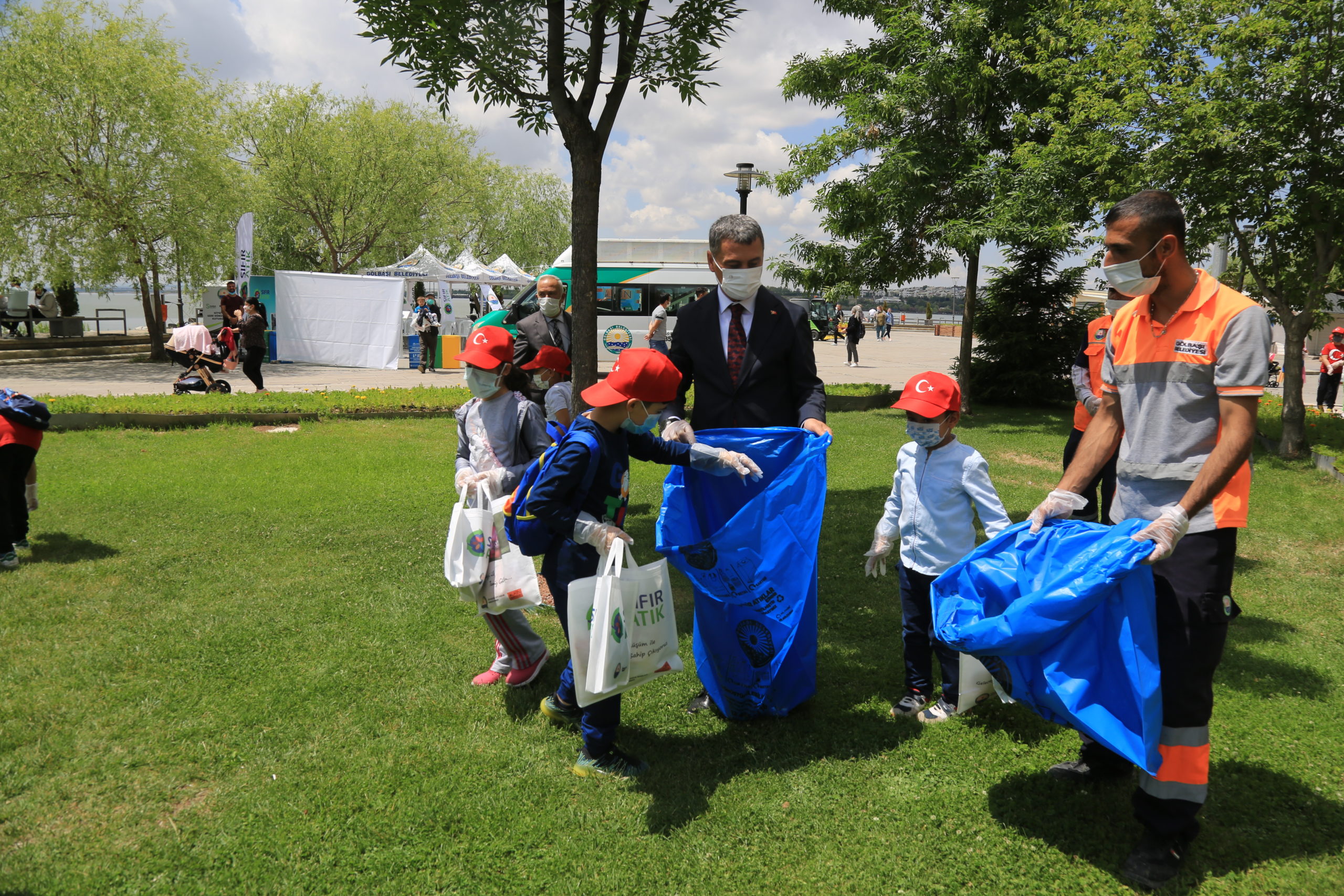  Gölbaşı Belediye Başkanı Şimşek, Çevre Haftası Kapsamında Öğrencilerle Çöp Topladı