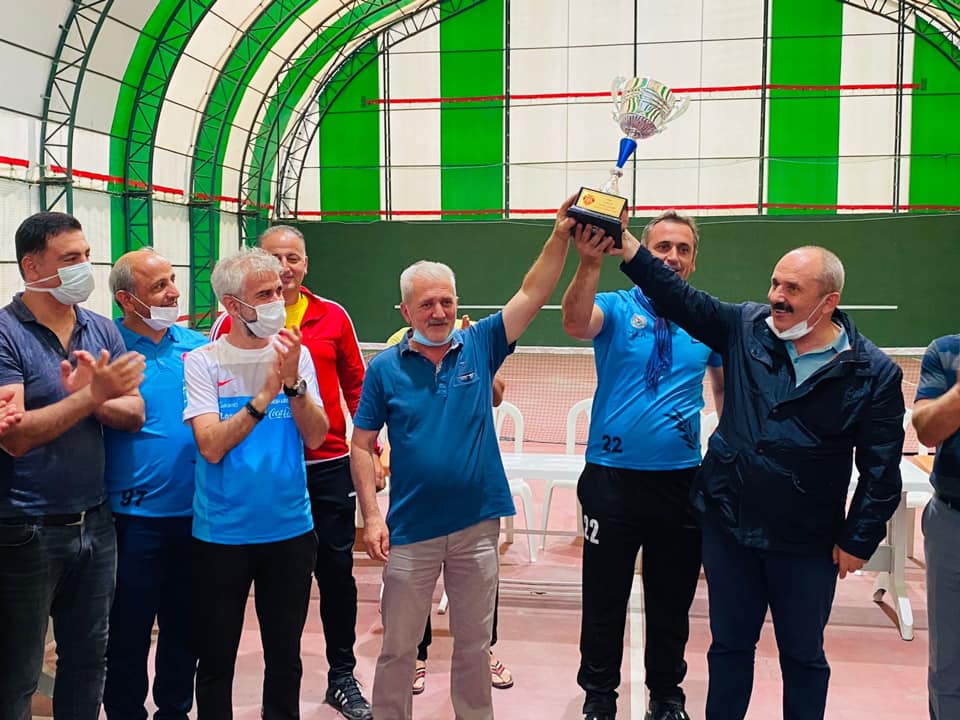  Yusufeli’de Masterler Futbol Takımı En Centilmen Takım Ödülünü Aldı
