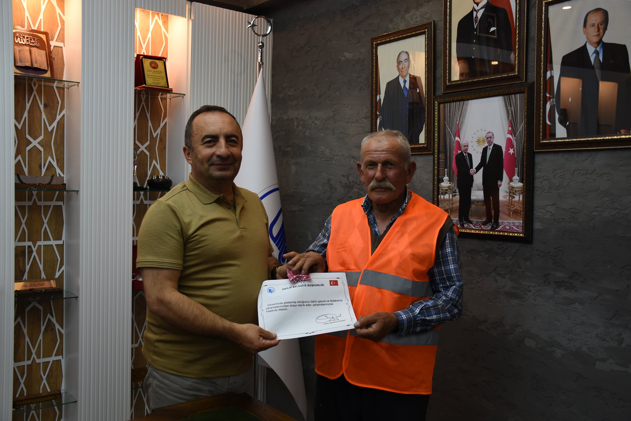  İskilip’te Belediye Personelinin Örnek Davranışı Ödüllendirildi