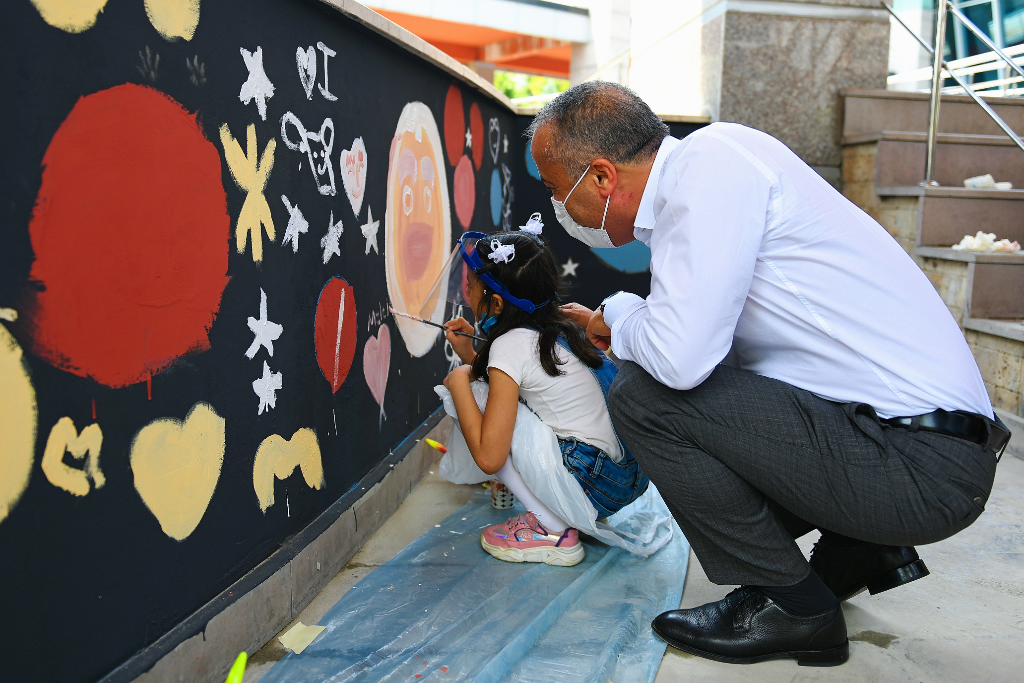  Esenyurt’ta Çocuklar Renkli Bir Dünya İçin Duvarları Boyadı