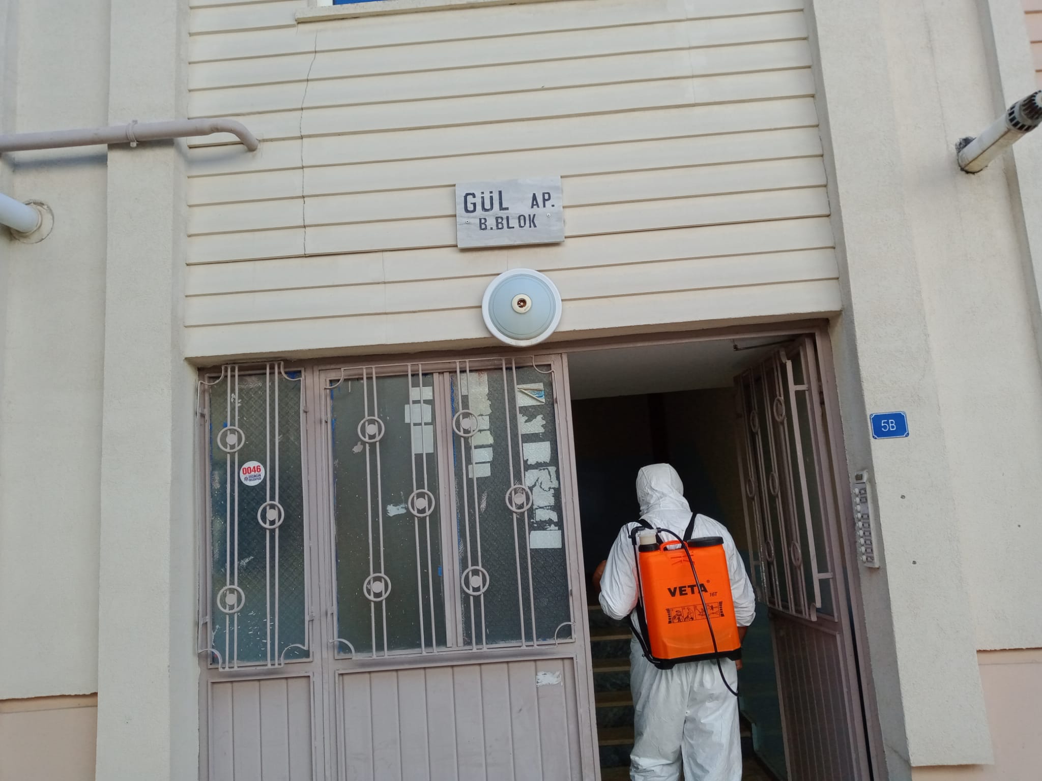  Erzincan’da Covid-19 Vakası Görülen Apartmanlar Dezenfekte Ediliyor