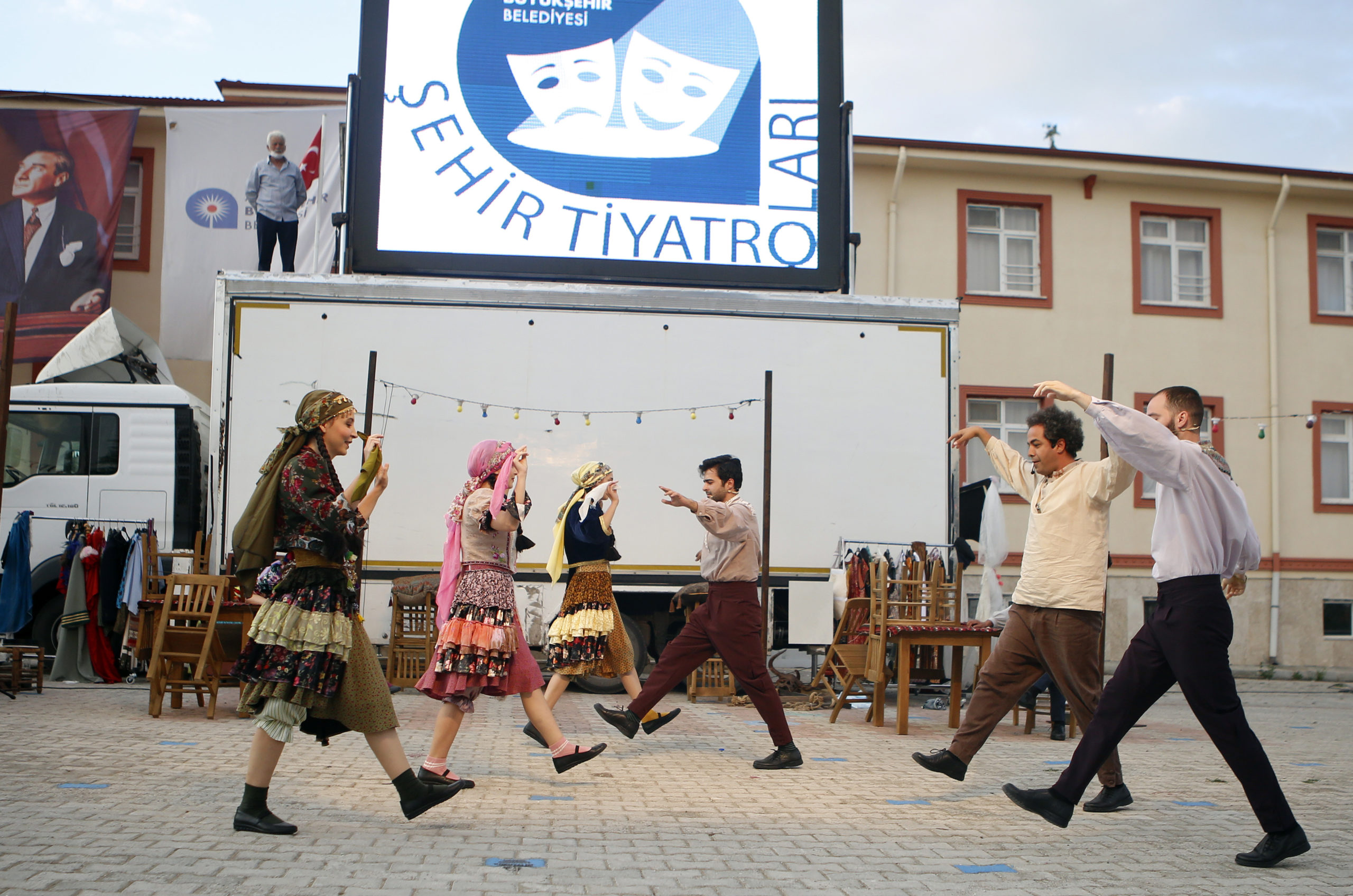  Antalya Büyükşehir ‘Köyde Hayat Var’ Projesi ile Mahalleleri Geziyor