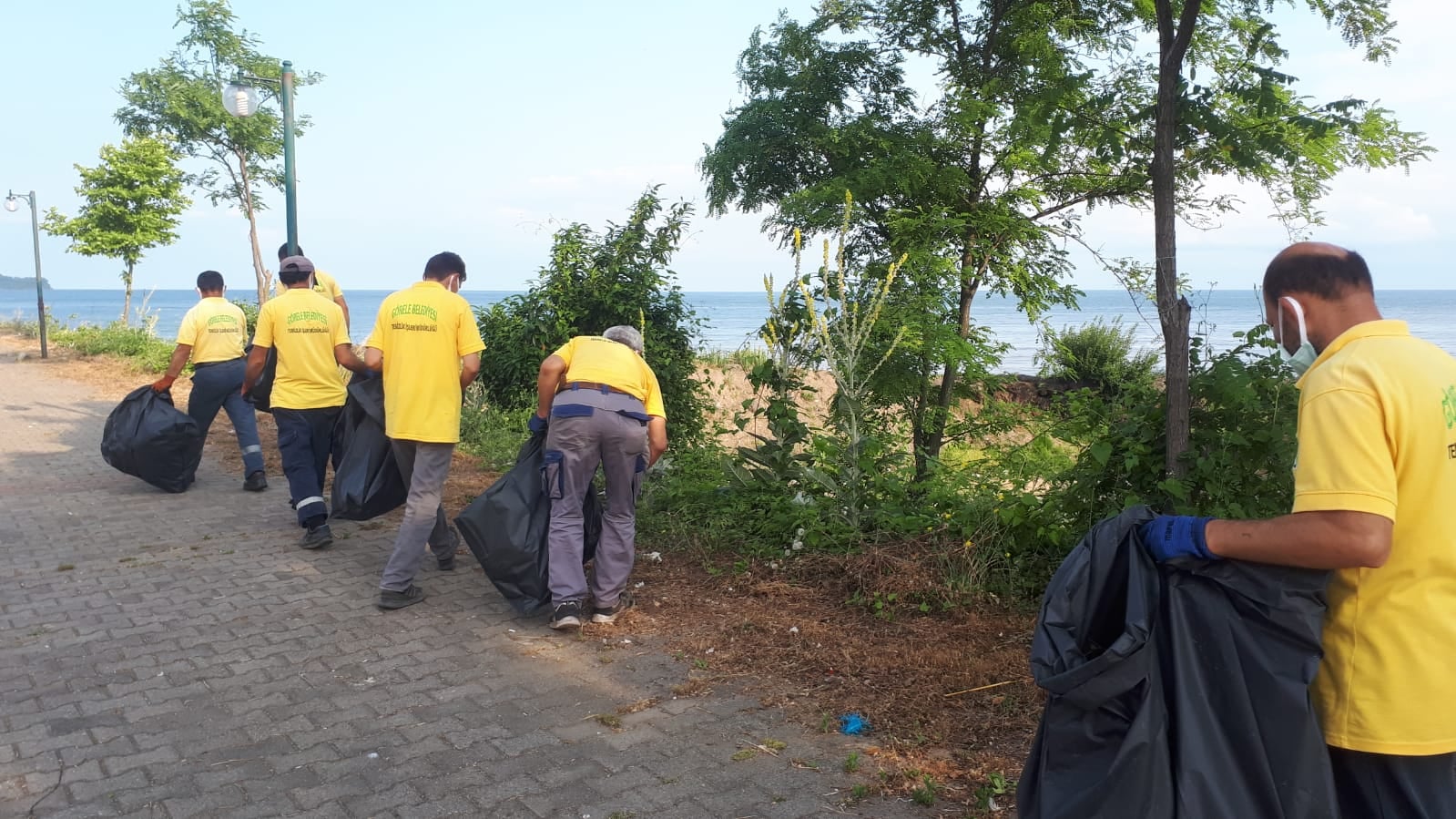  Görele Belediyesi Temizlik İşleri Ekipleri, Yol ve Sahillerde Çöp Topladı