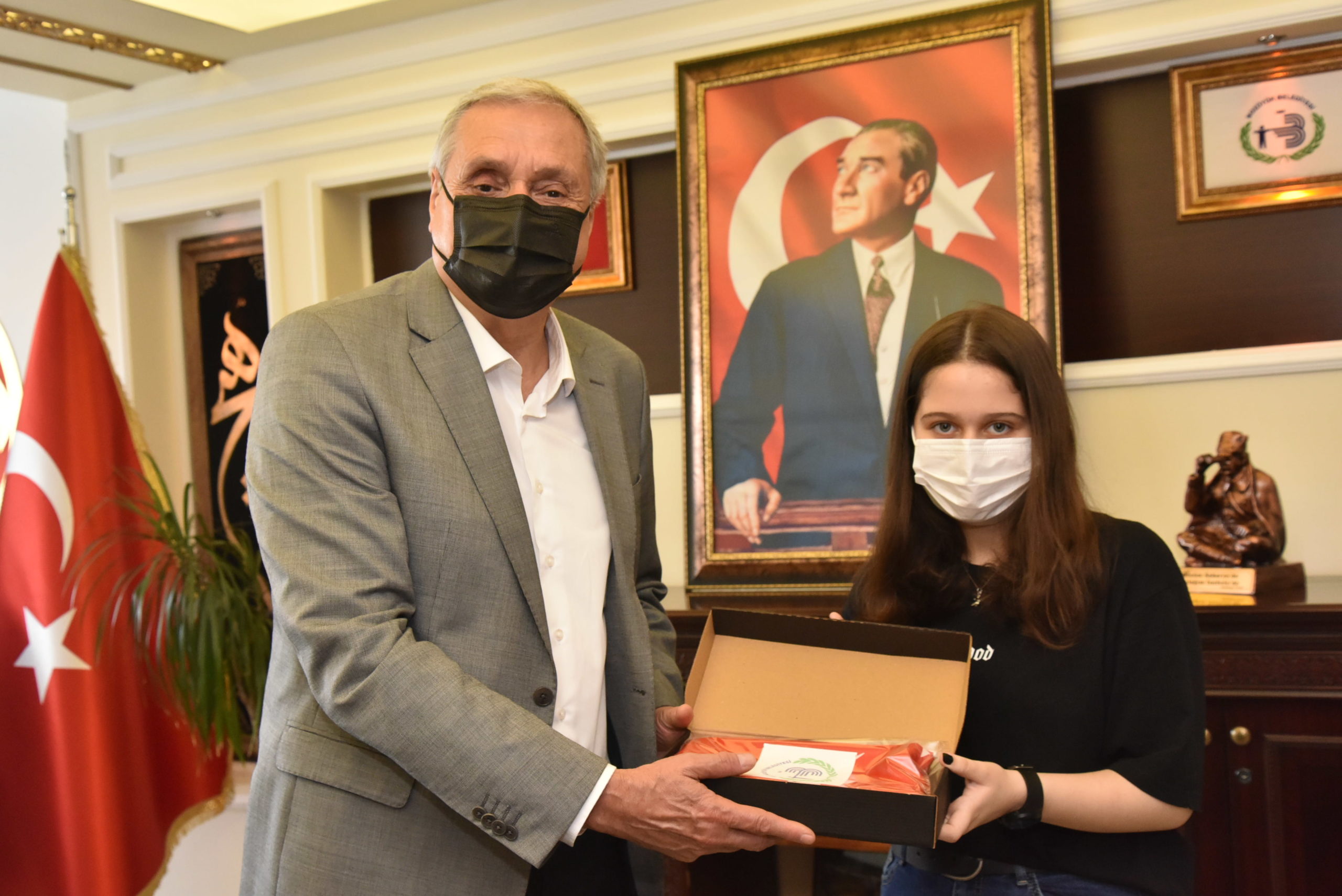  Bozüyük Belediye Başkanı Bakkalcıoğlu, LGS’de Dereceye Giren Öğrencilere Tablet Hediye Etti
