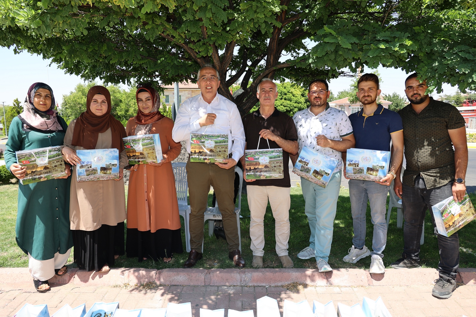  Nevşehir’de Mezarlık Ziyaretlerini Gerçekleştiren Vatandaşlara Yasin-i Şerif hediye edildi