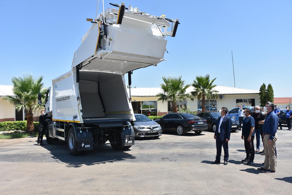  Şehzadeler Belediye Başkanı Çelik, Temizlik Filosunun Yeni Aracını Tanıttı