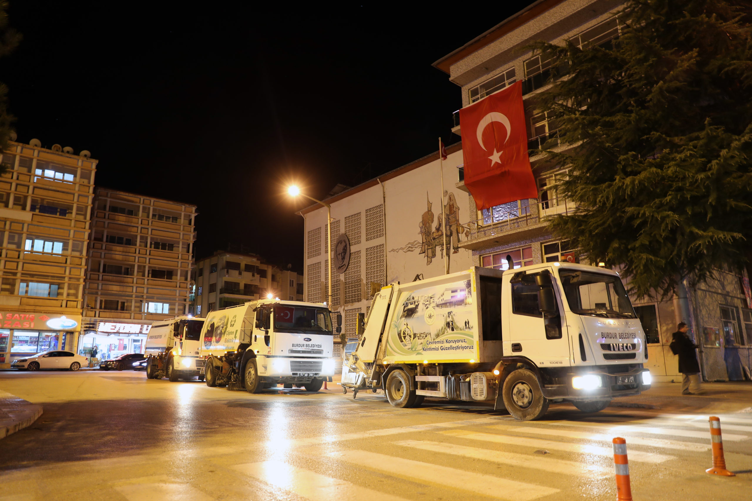  Burdur Belediyesi, Temizlik  Çalışmalarını Tüm Hızıyla Sürdürüyor