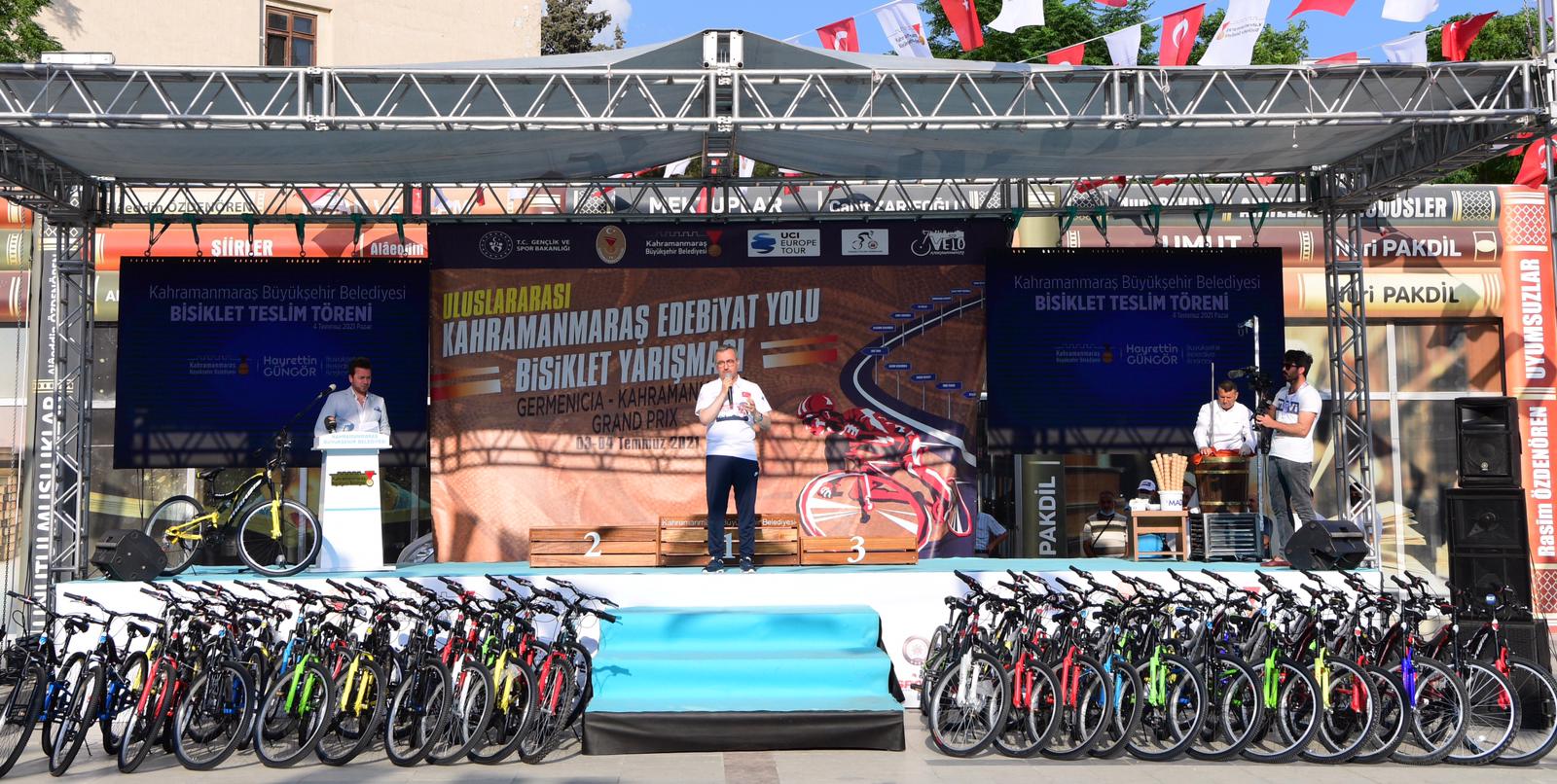  Kahramanmaraş’ta Uluslararası Edebiyat Yolu Bisiklet Yarışı’nda Gençlere Bisiklet Hediye Edildi