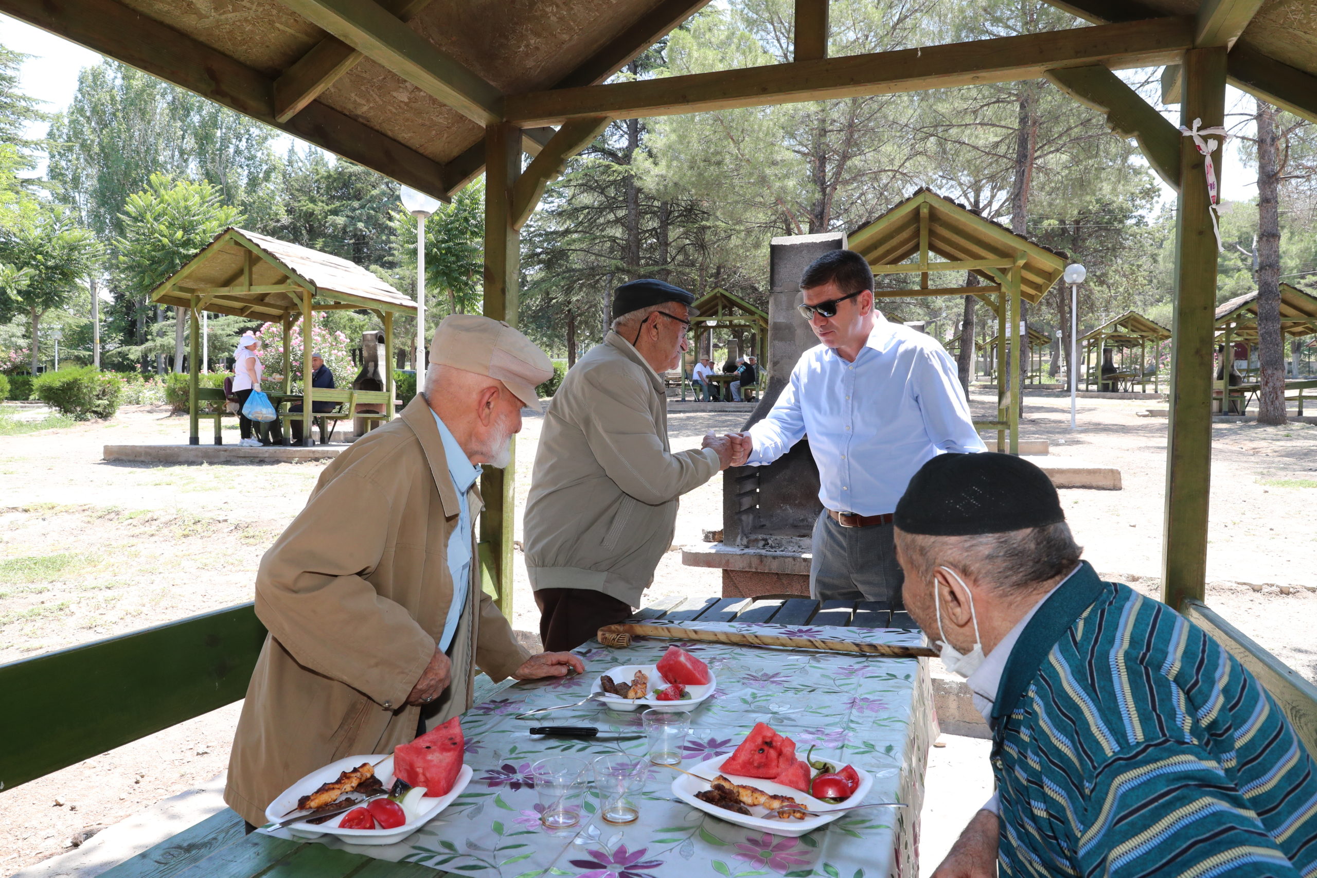  Burdur Belediyesi, Berberoğlu Vakfı Huzurevi Sakinleri İçin Piknik Düzenlendi