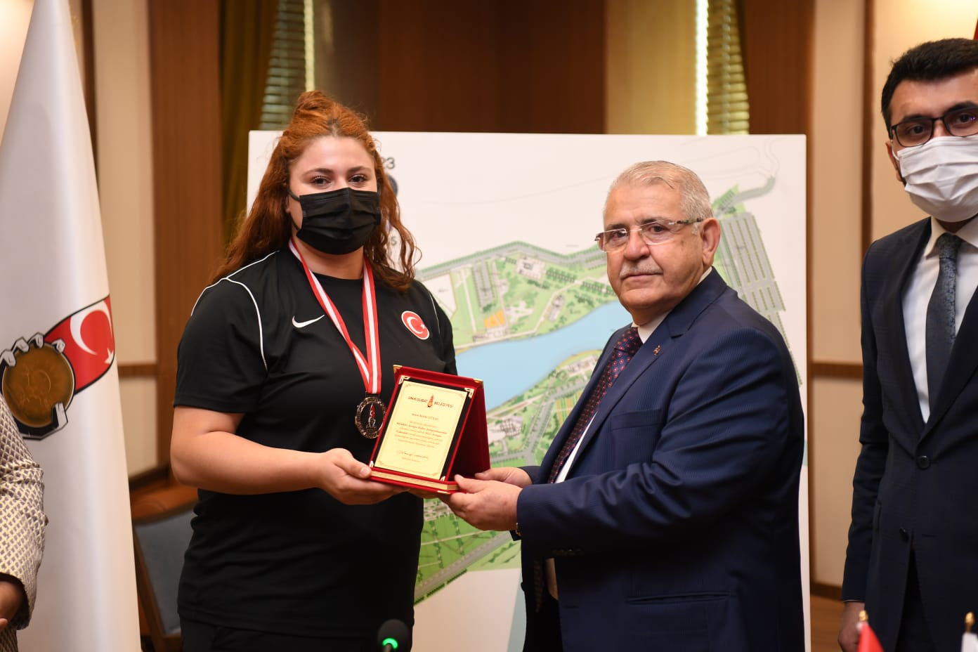  Onikişubat Belediye Başkanı Mahçiçek’ten Avrupa Halter Şampiyonuna Ödül