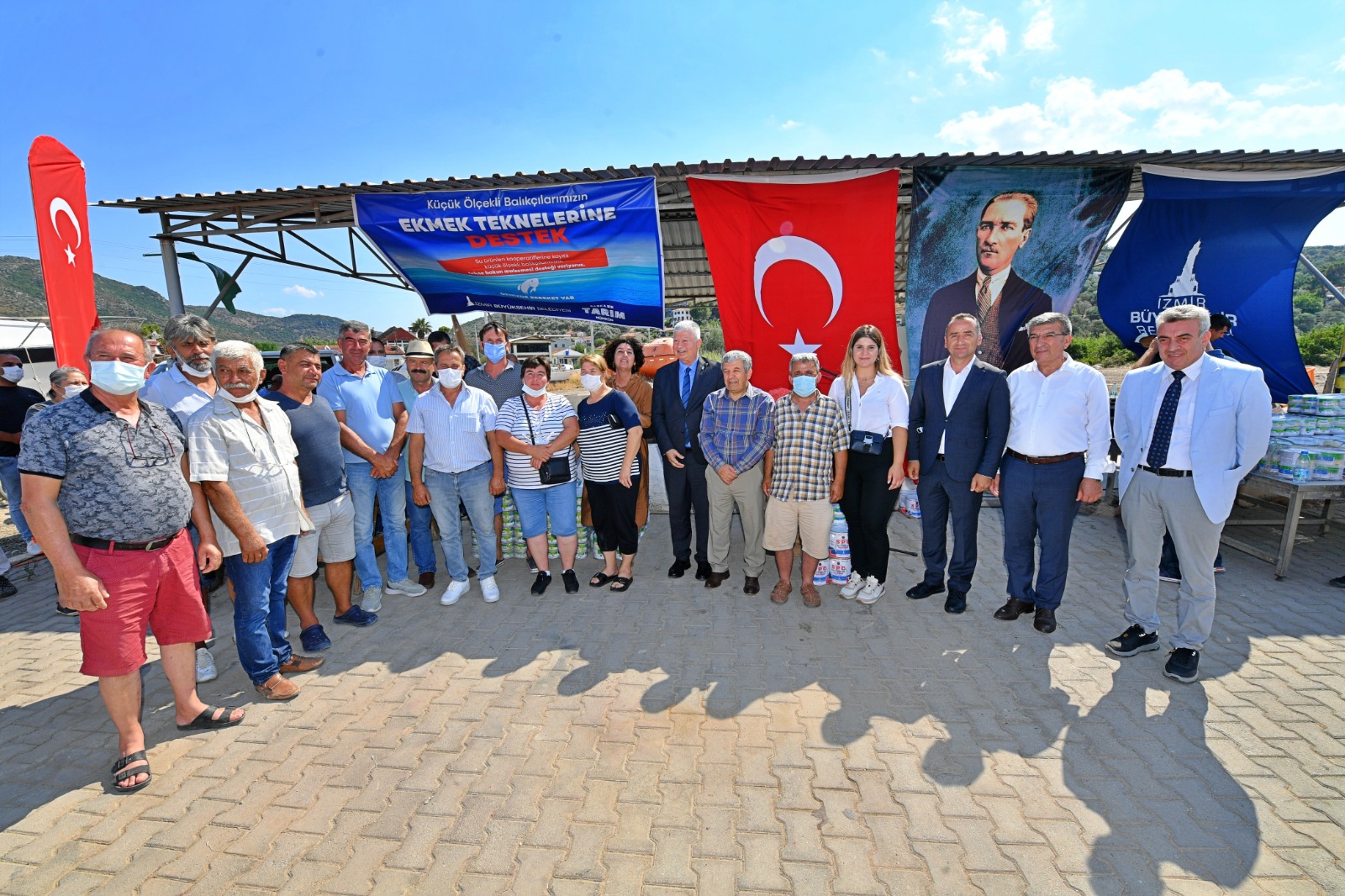  İzmir Büyükşehir’den Balıkçılara Boya ve Macun Desteği