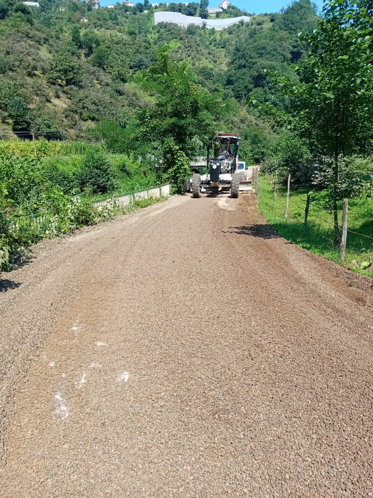  Giresun Belediyesi Tarafından Başlatılan Yol Genişletme ve Çakıllama Çalışmaları Sürüyor