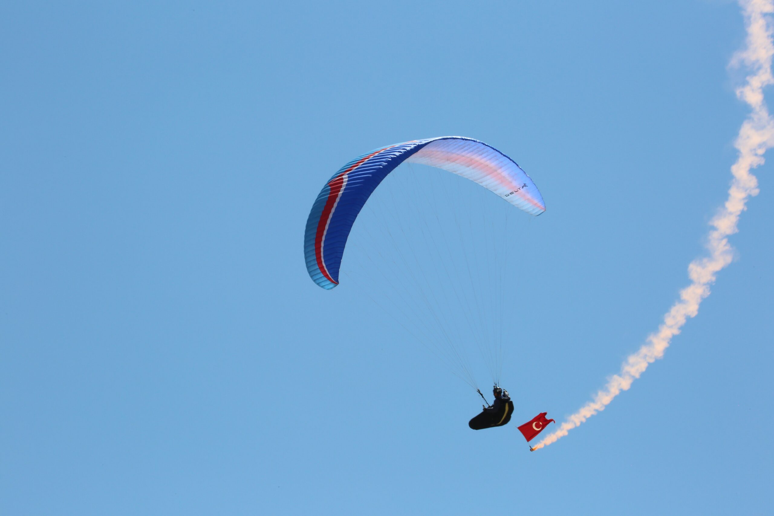  Erdemli Doğa Sporları Şenliği’nde, Paraşütler 30 Ağustos Zafer Bayramı İçin Havalandı