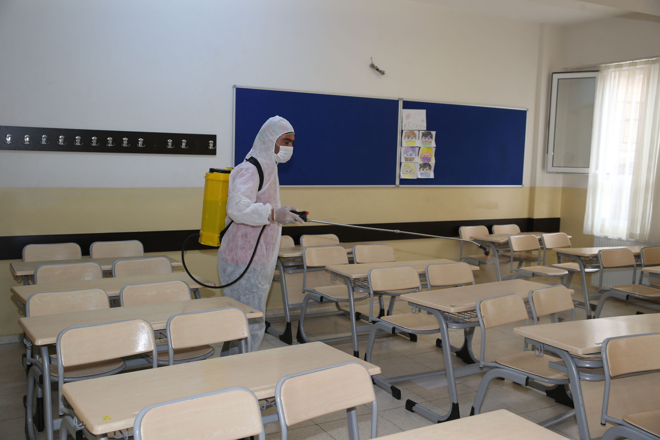 Çiğli Belediyesi Tarafından Okullara Dezenfekte Çalışmaları Yapılıyor