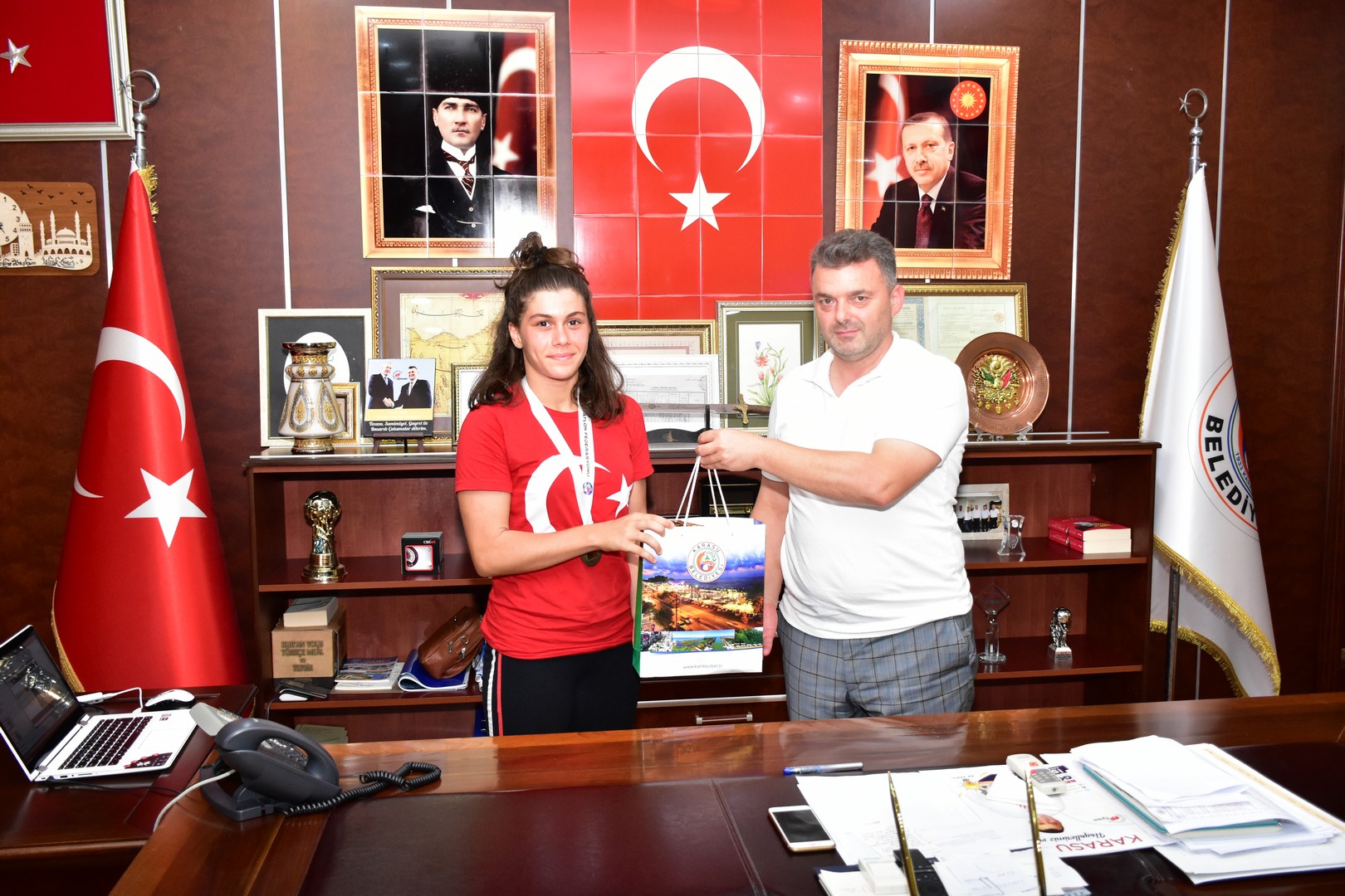  Türkiye Şampiyonu Aydan Demiröz’den, Karasu Belediye Başkanı İshak Sarı’ya Ziyaret