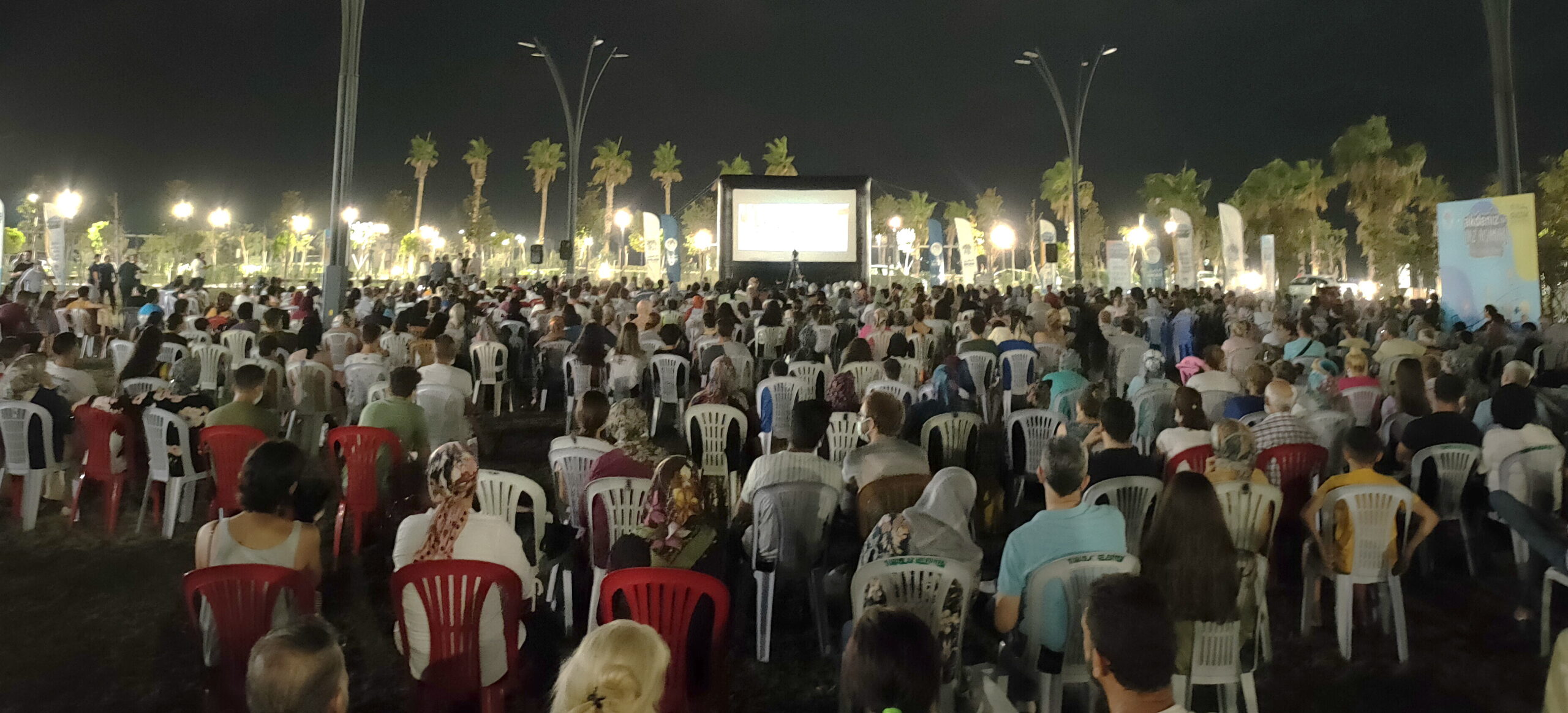 Akdeniz Belediyesi Yaz Etkinliklerine Açık Hava Sinema ile Başladı