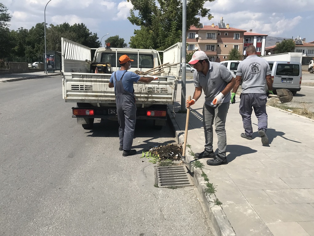  Erzincan Belediyesi, Şehir Genelinde Yağmur Suyu Hatlarında Temizlik Çalışmaları Başlattı