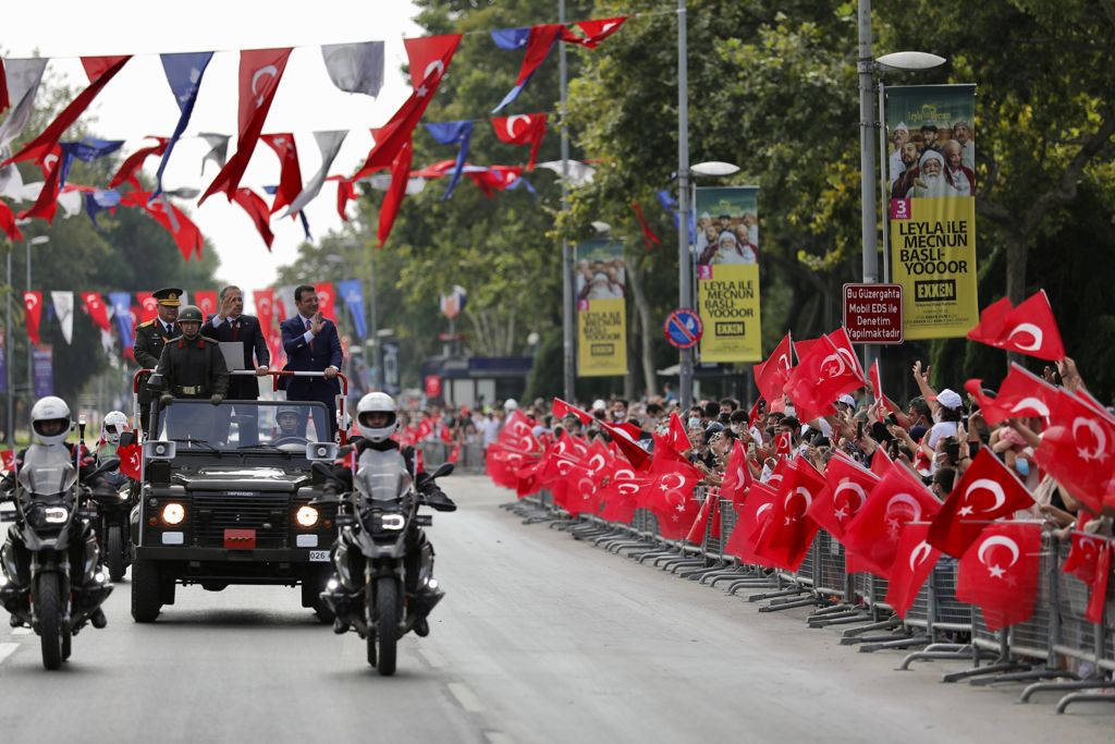  İBB Başkanı İmamoğlu, Taksim Meydanı Cumhuriyet Anıtı’nda Düzenlenen, Zafer Bayramı Törenine Katıldı