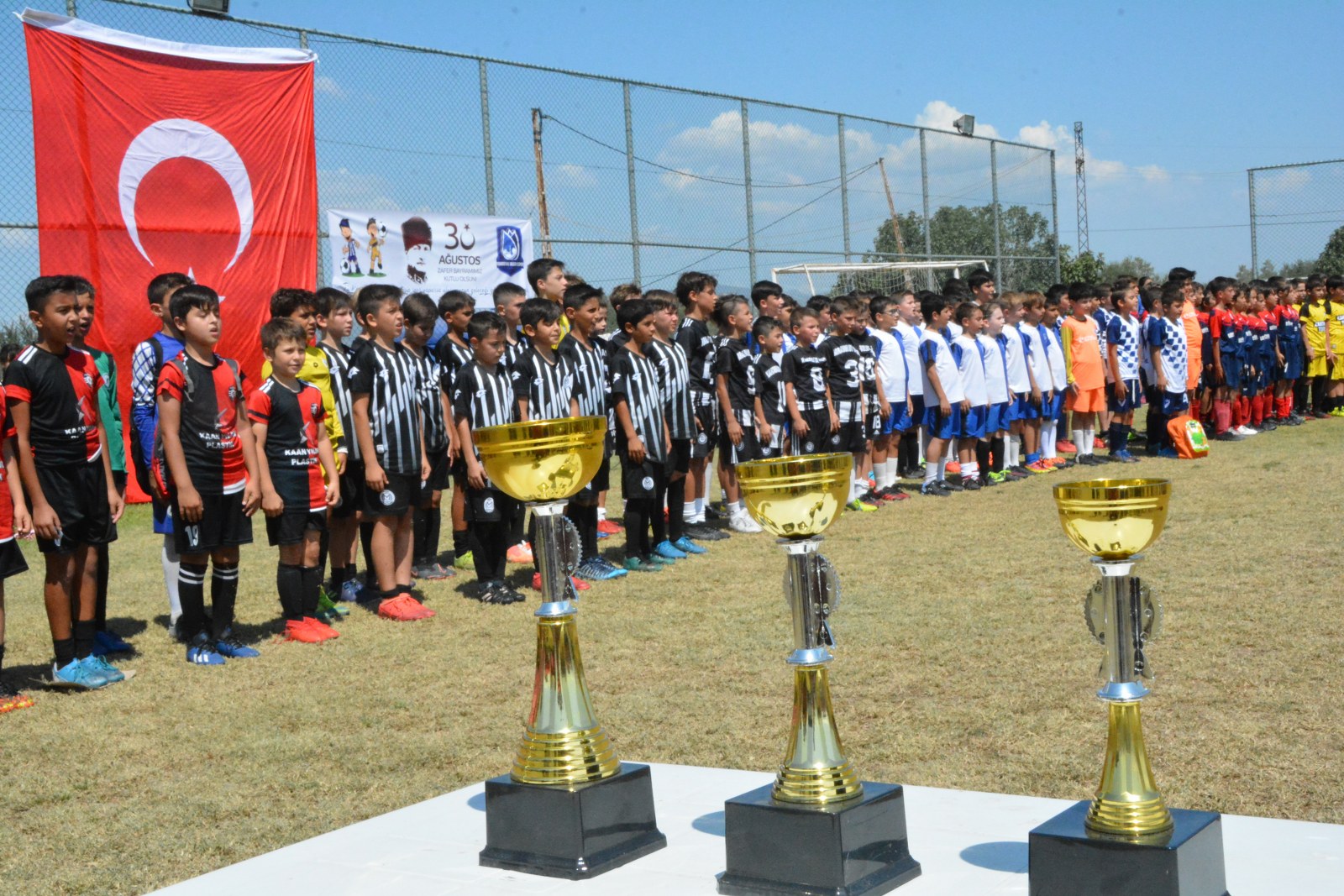  Yunusemre’de Zafer Bayramı Futbol Turnuvası Düzenlendi