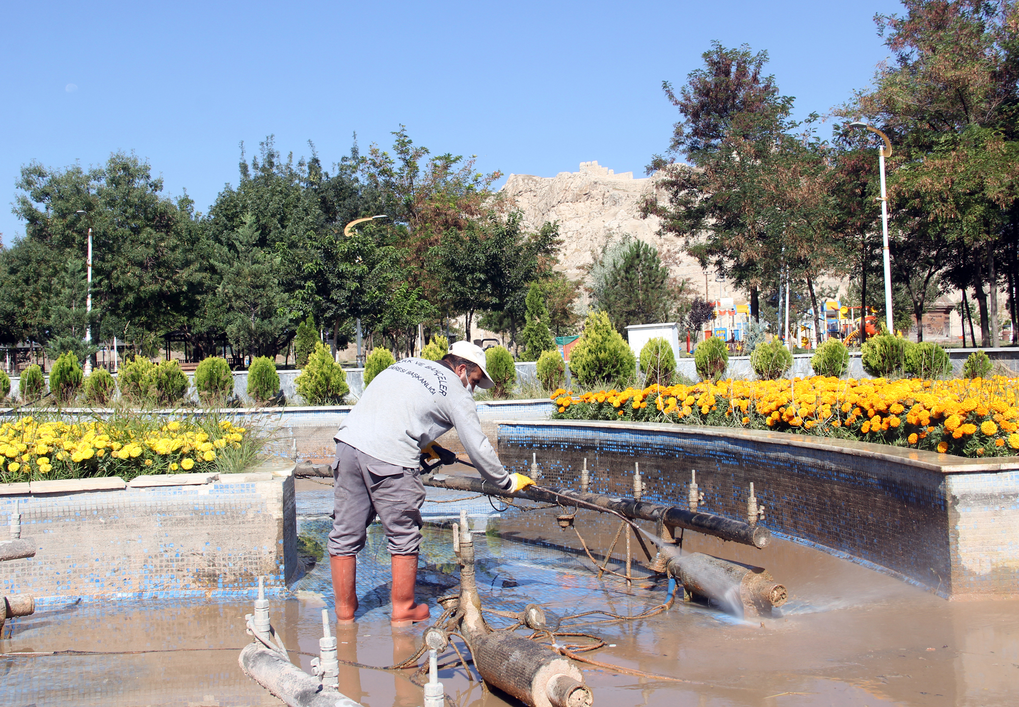 Van Büyükşehir Belediyesi Tarafından Parklar Yenileniyor