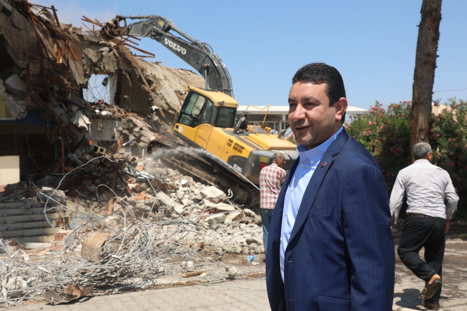  Harran Belediye Başkanı Özyavuz, Eski ilçe Tarım Müdürlüğü Binasının Yıkımını Başlattı
