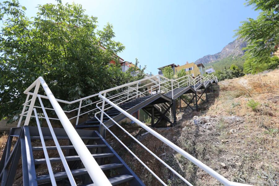  Pamukkale Belediyesi’nin Yaptığı Merdivenle Vatandaşın Hayatı Kolaylaştı