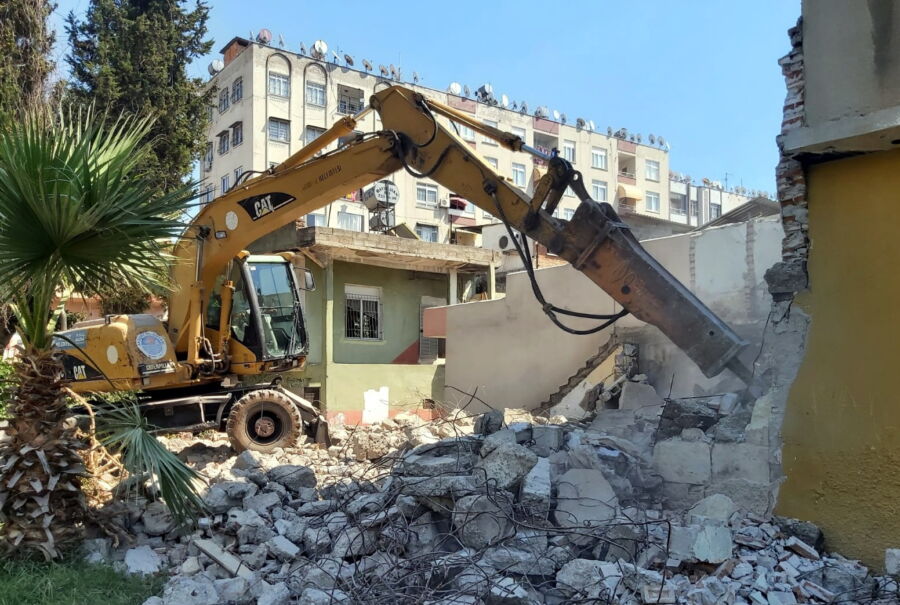  Akdeniz’de Tehlike Yaratan Metruk Binalar Yıkılıyor