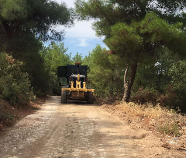  Akhisar Belediyesi Arazi Yollarının Bakımını Sürdürüyor